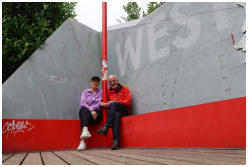 Wir sitzen auf der Bank in den Niederlanden und lassen die Beine in Deutschland baumeln