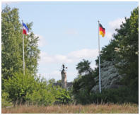 Blick von der angrenzenden Wiese zum Platz mit dem Pfahl