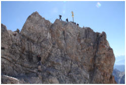 Brigitte steigt zum Gipfelkreuz hinauf