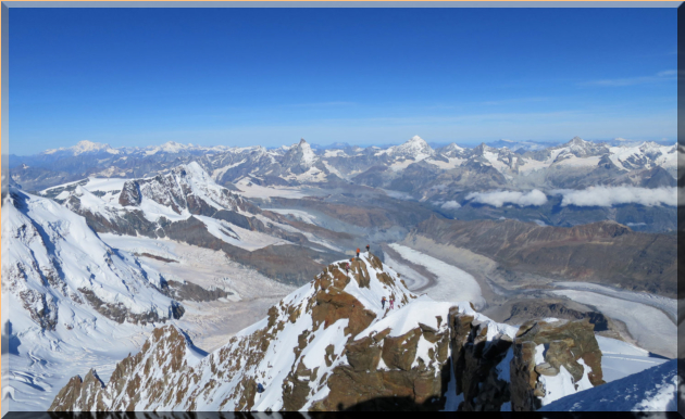 Gipfelblick von der Dufourspitze in der Schweiz (4.634 m)